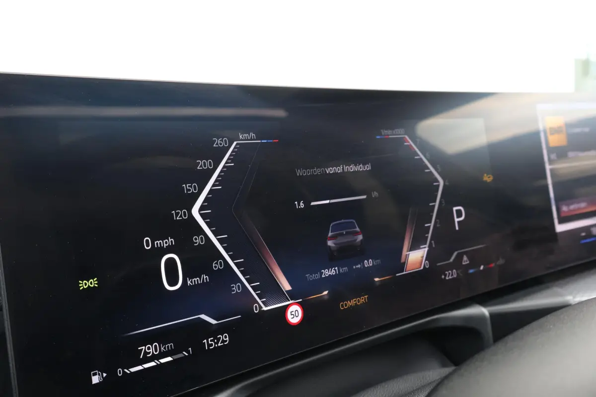 318i | M-Sport pakket | Panorama Dak | Stoelverwarming | Achteruitrijcamera |