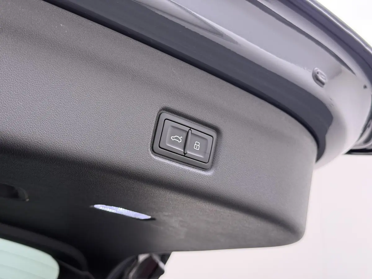 Launch edition 83 kWh ELEK. TREKHAAK | STOEL VERWARMING VOOR EN ACHTER | KEYLESS | 360 CAMERA | STUURVERWARMING | FABRIEKS GARANTIE TM 01-08-2027 |