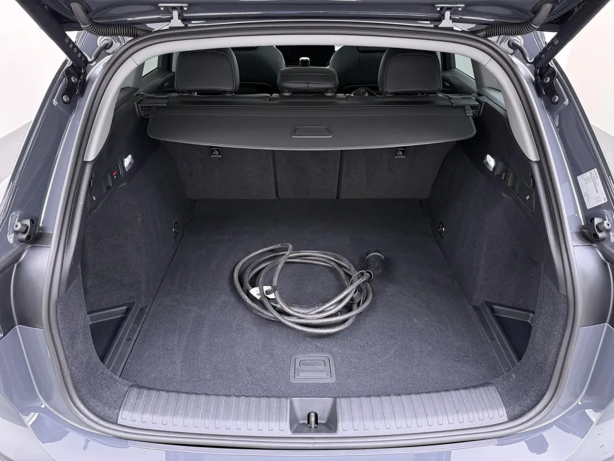 Launch edition 83 kWh VAN: 64.900,- VOOR: 59.877,- UW HERFSTVOORDEEL: 5.023,- BOMVOL! | ELEK. TREKHAAK | STOEL VERWARMING VOOR EN ACHTER | KEYLESS | 360 CAMERA | STUURVERWARMING | FABRIEKS G