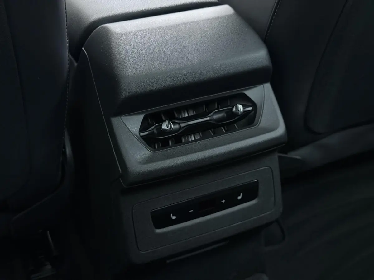 Launch edition 83 kWh ELEK. TREKHAAK | STOEL VERWARMING VOOR EN ACHTER | KEYLESS | 360 CAMERA | STUURVERWARMING | FABRIEKS GARANTIE TM 01-08-2027 |