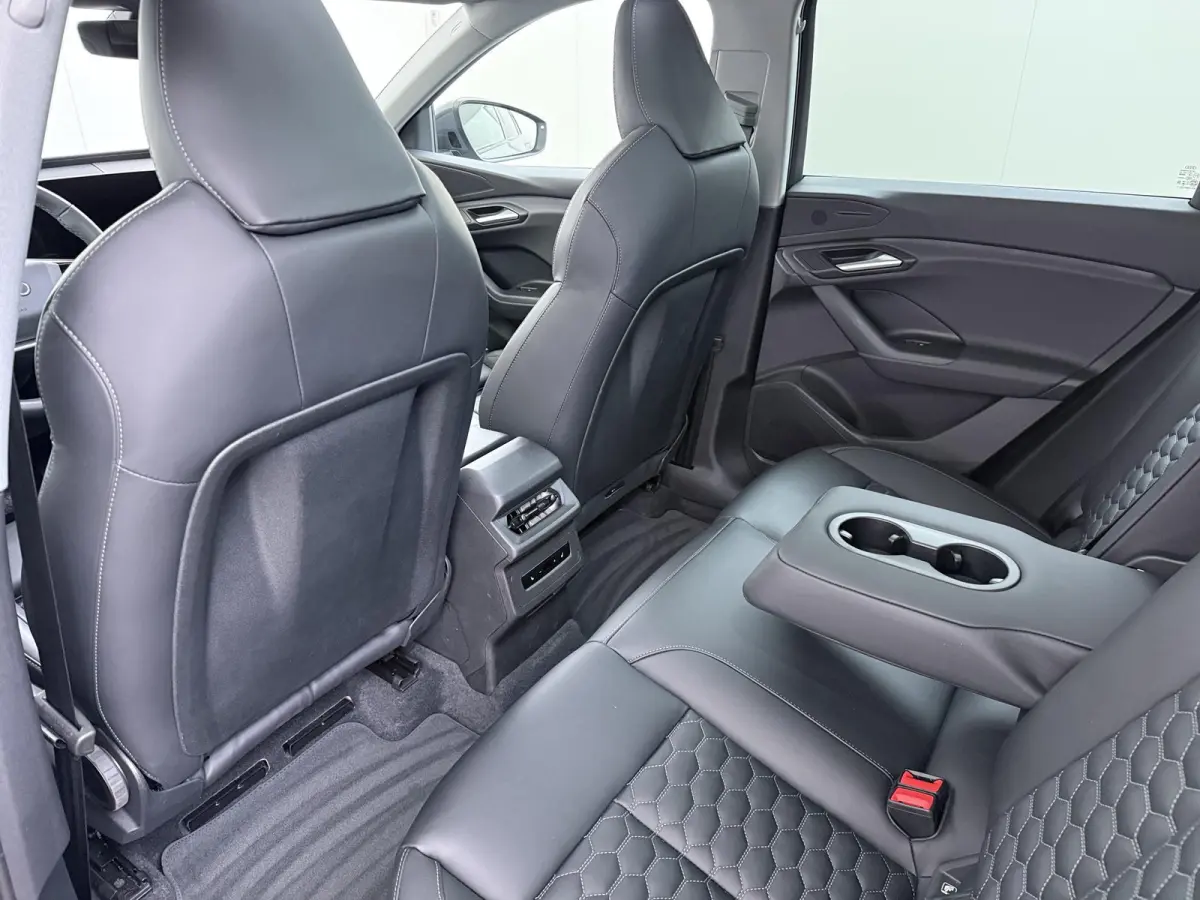 Launch edition 83 kWh ELEK. TREKHAAK | STOEL VERWARMING VOOR EN ACHTER | KEYLESS | 360 CAMERA | STUURVERWARMING | FABRIEKS GARANTIE TM 01-08-2027 |