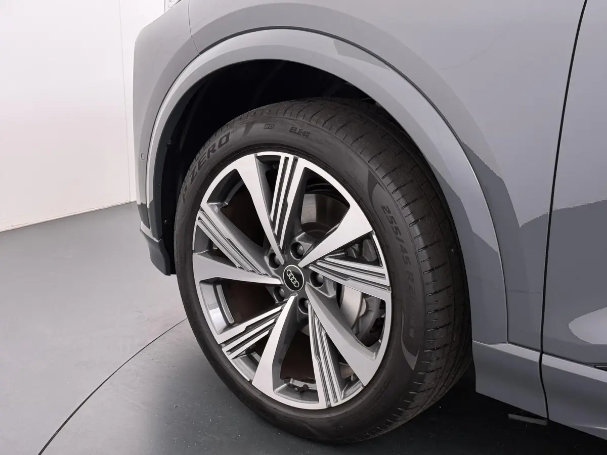 Launch edition 83 kWh ELEK. TREKHAAK | STOEL VERWARMING VOOR EN ACHTER | KEYLESS | 360 CAMERA | STUURVERWARMING | FABRIEKS GARANTIE TM 01-08-2027 |