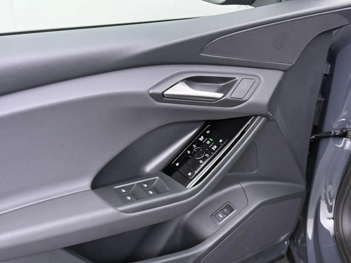 Launch edition 83 kWh ELEK. TREKHAAK | STOEL VERWARMING VOOR EN ACHTER | KEYLESS | 360 CAMERA | STUURVERWARMING | FABRIEKS GARANTIE TM 01-08-2027 |