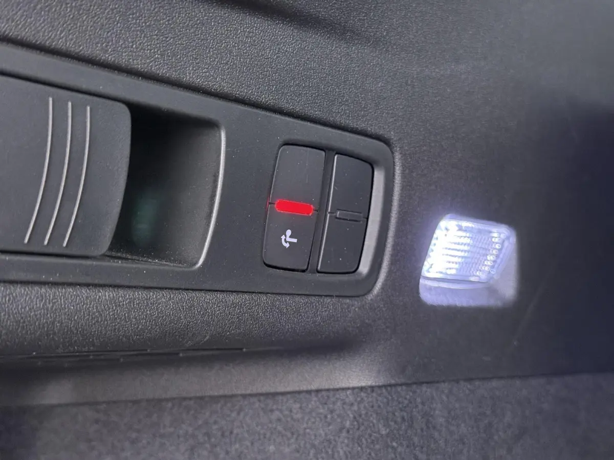Launch edition 83 kWh ELEK. TREKHAAK | STOEL VERWARMING VOOR EN ACHTER | KEYLESS | 360 CAMERA | STUURVERWARMING | FABRIEKS GARANTIE TM 01-08-2027 |