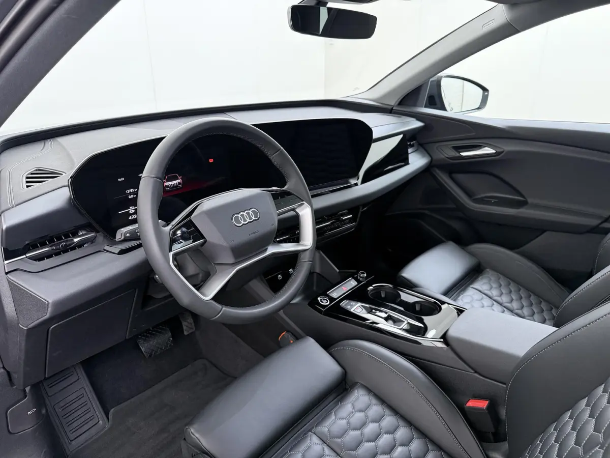 Launch edition 83 kWh ELEK. TREKHAAK | STOEL VERWARMING VOOR EN ACHTER | KEYLESS | 360 CAMERA | STUURVERWARMING | FABRIEKS GARANTIE TM 01-08-2027 |