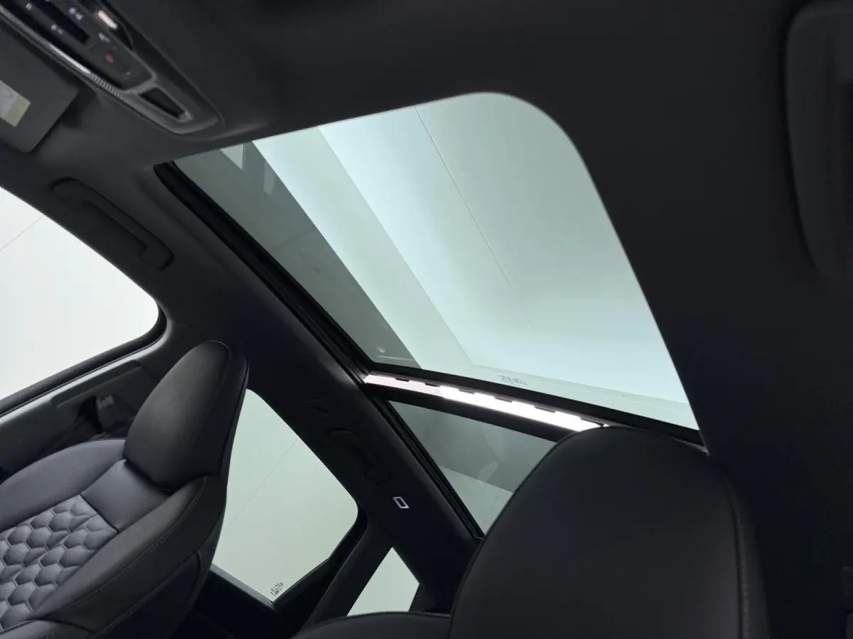 Launch edition 83 kWh VAN: 64.900,- VOOR: 59.877,- UW HERFSTVOORDEEL: 5.023,- BOMVOL! | ELEK. TREKHAAK | STOEL VERWARMING VOOR EN ACHTER | KEYLESS | 360 CAMERA | STUURVERWARMING | FABRIEKS G