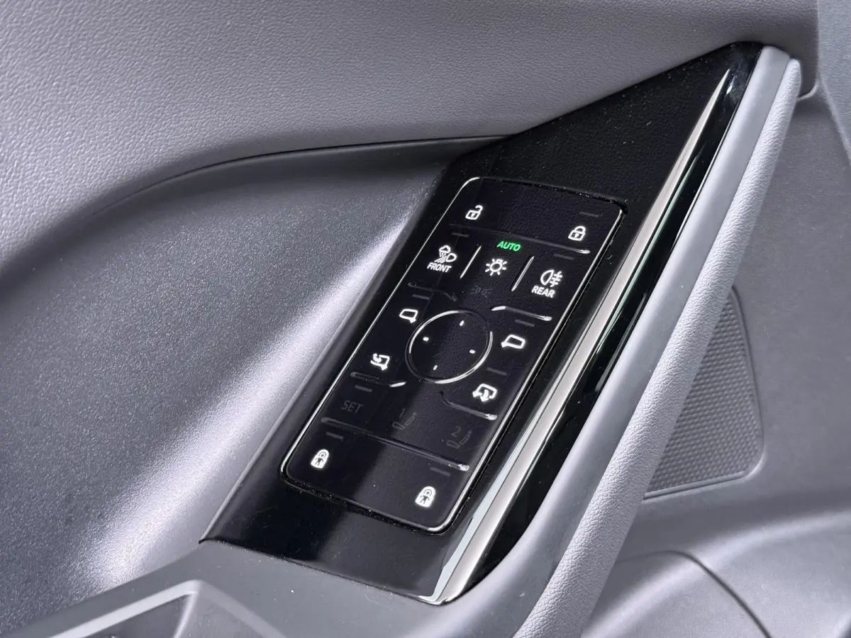 Launch edition 83 kWh ELEK. TREKHAAK | STOEL VERWARMING VOOR EN ACHTER | KEYLESS | 360 CAMERA | STUURVERWARMING | FABRIEKS GARANTIE TM 01-08-2027 |