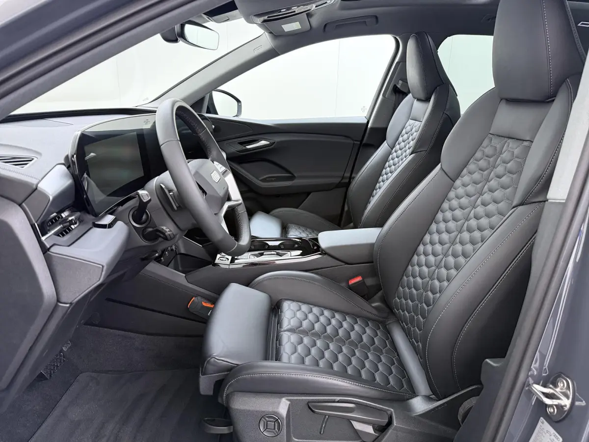 Launch edition 83 kWh VAN: 64.900,- VOOR: 59.877,- UW HERFSTVOORDEEL: 5.023,- BOMVOL! | ELEK. TREKHAAK | STOEL VERWARMING VOOR EN ACHTER | KEYLESS | 360 CAMERA | STUURVERWARMING | FABRIEKS G