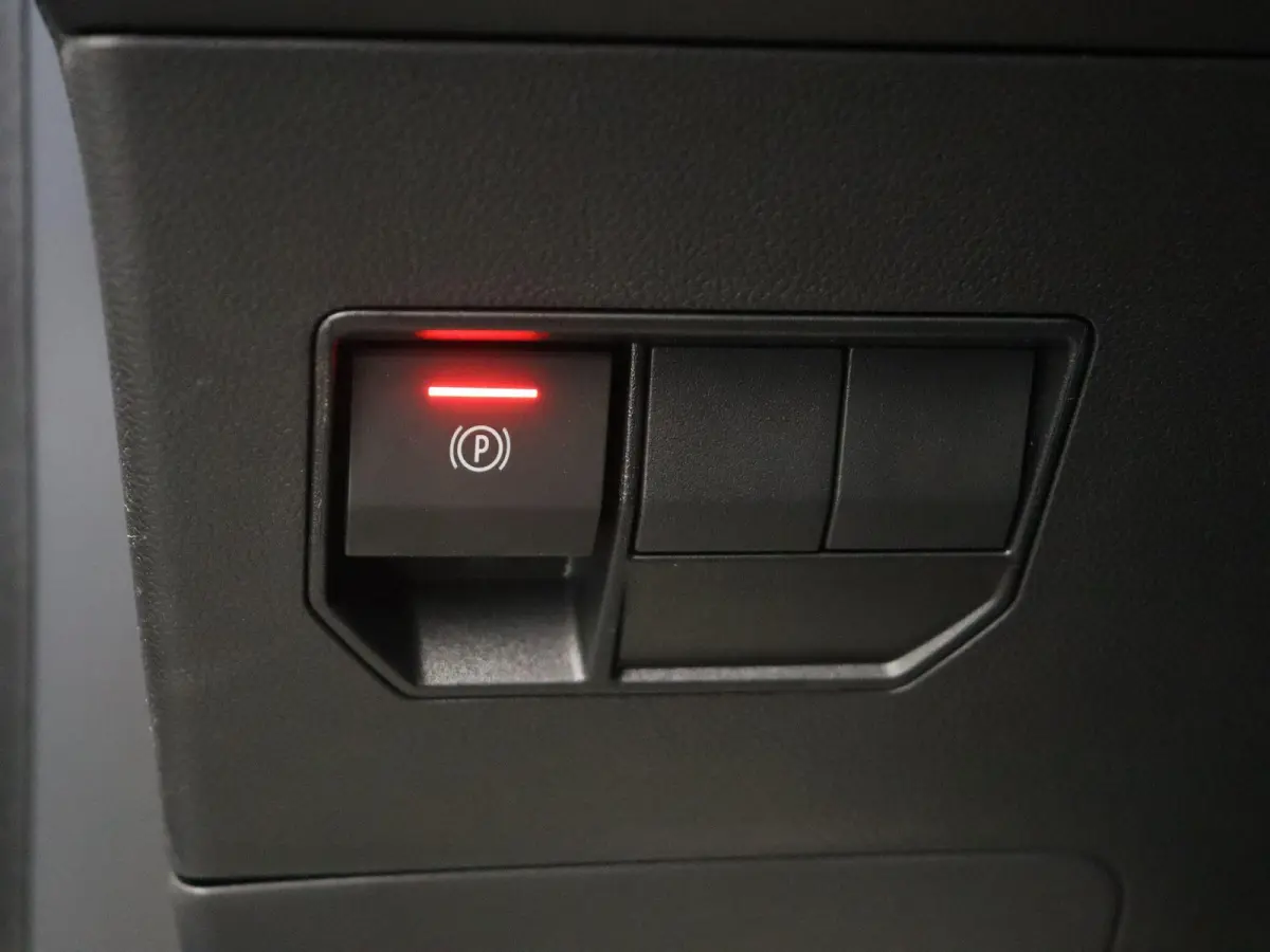 hybrid 155pk Journey | Stoel- en stuurwielverwarming | Voorruitverwarming | 360 graden camera |