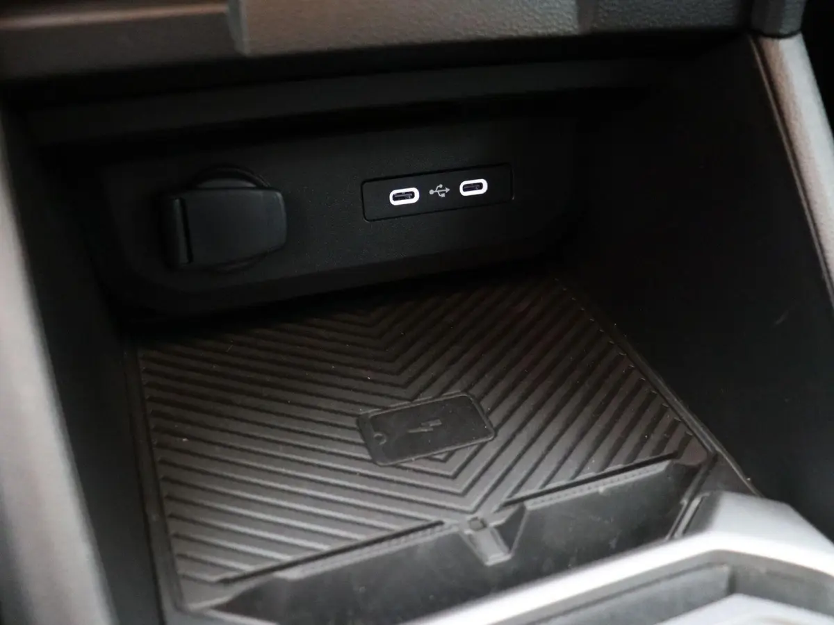 hybrid 155pk Journey | Stoel- en stuurwielverwarming | Voorruitverwarming | 360 graden camera |