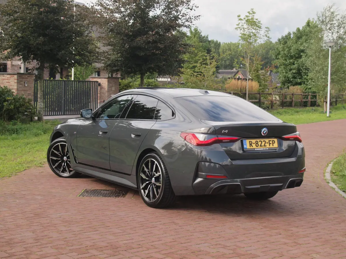eDrive40 High Executive 84 kWh | SOH 98% | M-Pakket | Schuifdak | Sfeerverlichting | Led-Laser | Harman Kardon | Camera |