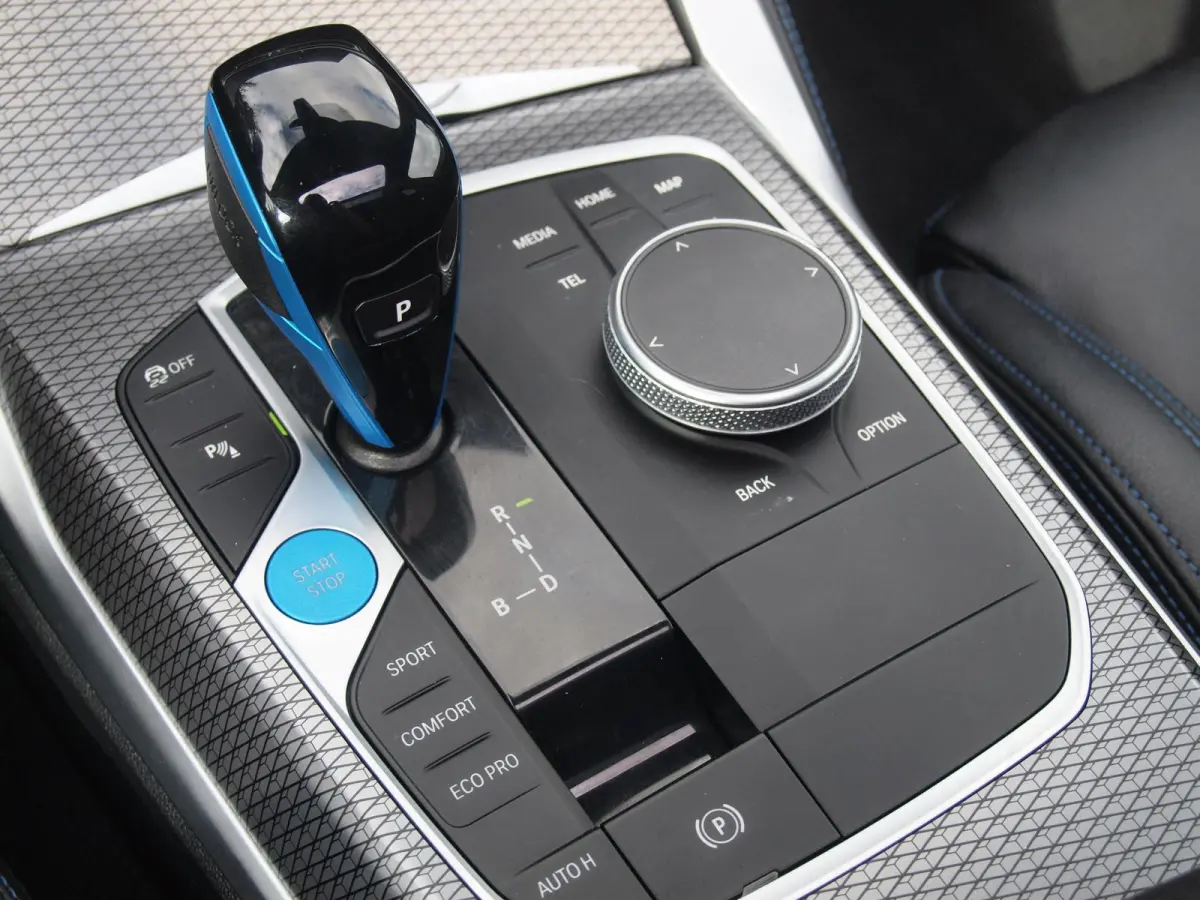 eDrive40 High Executive 84 kWh | SOH 98% | M-Pakket | Schuifdak | Sfeerverlichting | Led-Laser | Harman Kardon | Camera |