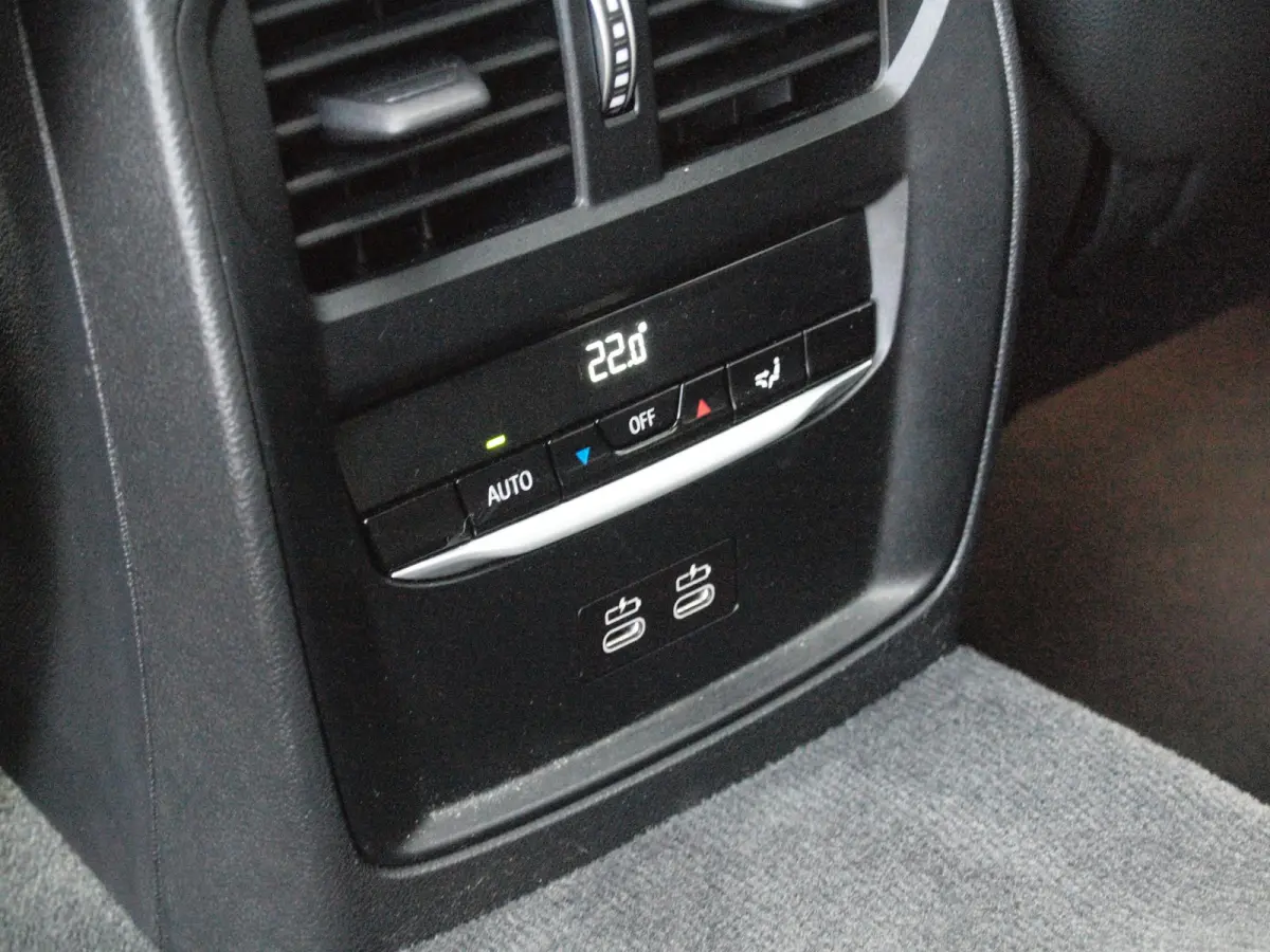 eDrive40 High Executive 84 kWh | SOH 98% | M-Pakket | Schuifdak | Sfeerverlichting | Led-Laser | Harman Kardon | Camera |