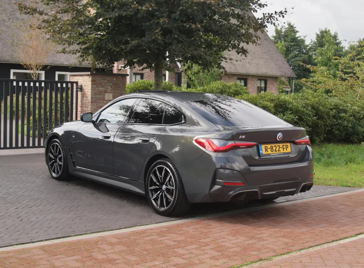 eDrive40 High Executive 84 kWh | SOH 98% | M-Pakket | Schuifdak | Sfeerverlichting | Led-Laser | Harman Kardon | Camera |