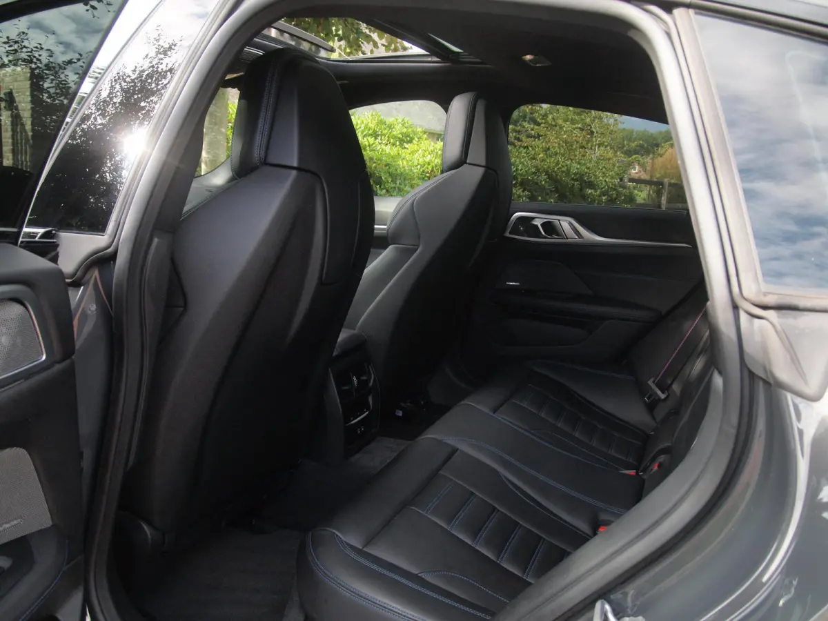 eDrive40 High Executive 84 kWh | SOH 98% | M-Pakket | Schuifdak | Sfeerverlichting | Led-Laser | Harman Kardon | Camera |