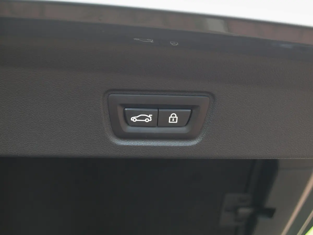 eDrive40 High Executive 84 kWh | SOH 98% | M-Pakket | Schuifdak | Sfeerverlichting | Led-Laser | Harman Kardon | Camera |