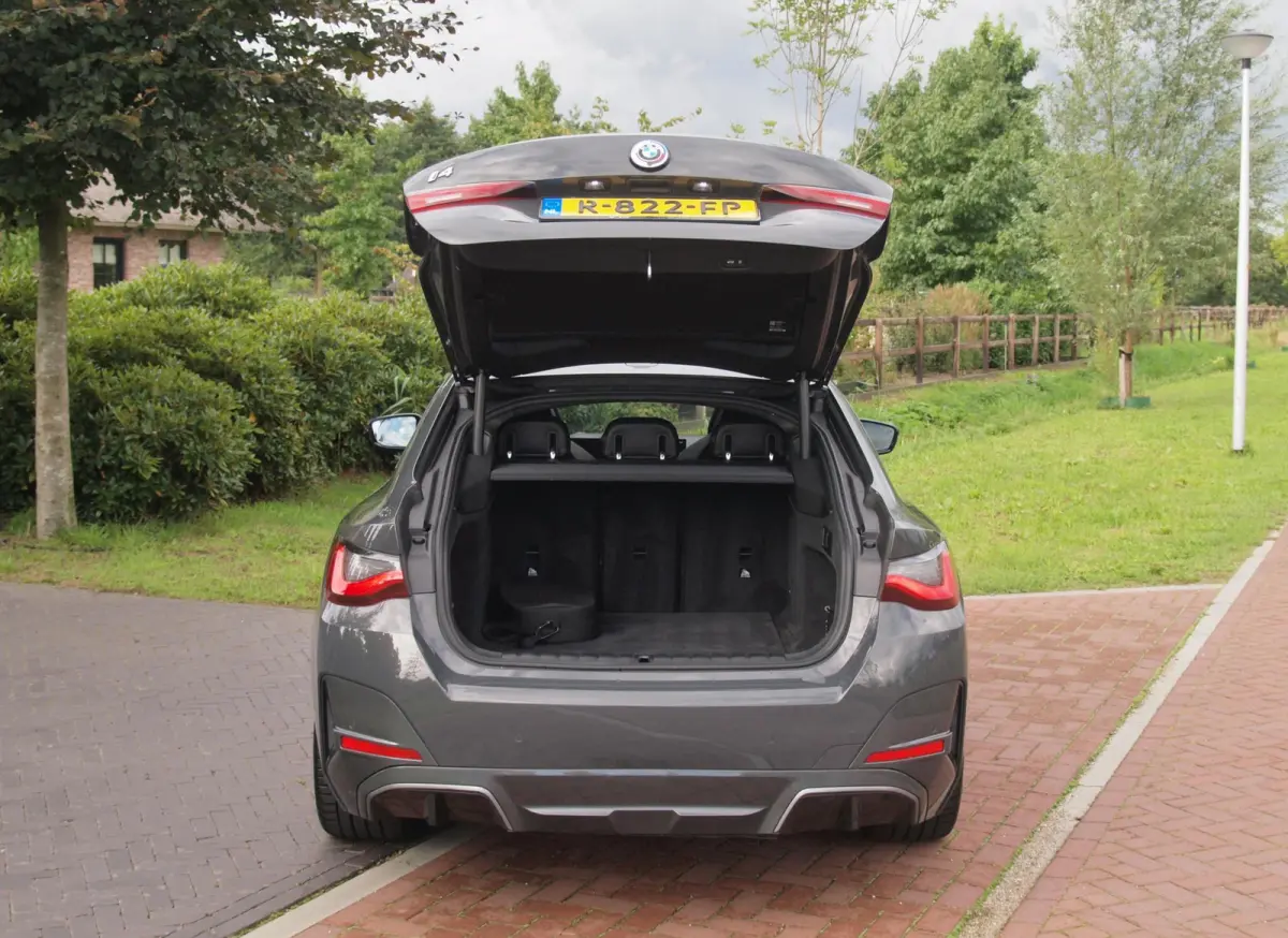 eDrive40 High Executive 84 kWh | SOH 98% | M-Pakket | Schuifdak | Sfeerverlichting | Led-Laser | Harman Kardon | Camera |