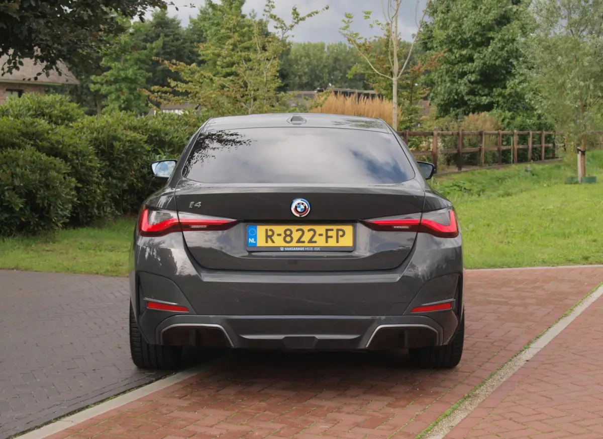 eDrive40 High Executive 84 kWh | SOH 98% | M-Pakket | Schuifdak | Sfeerverlichting | Led-Laser | Harman Kardon | Camera |