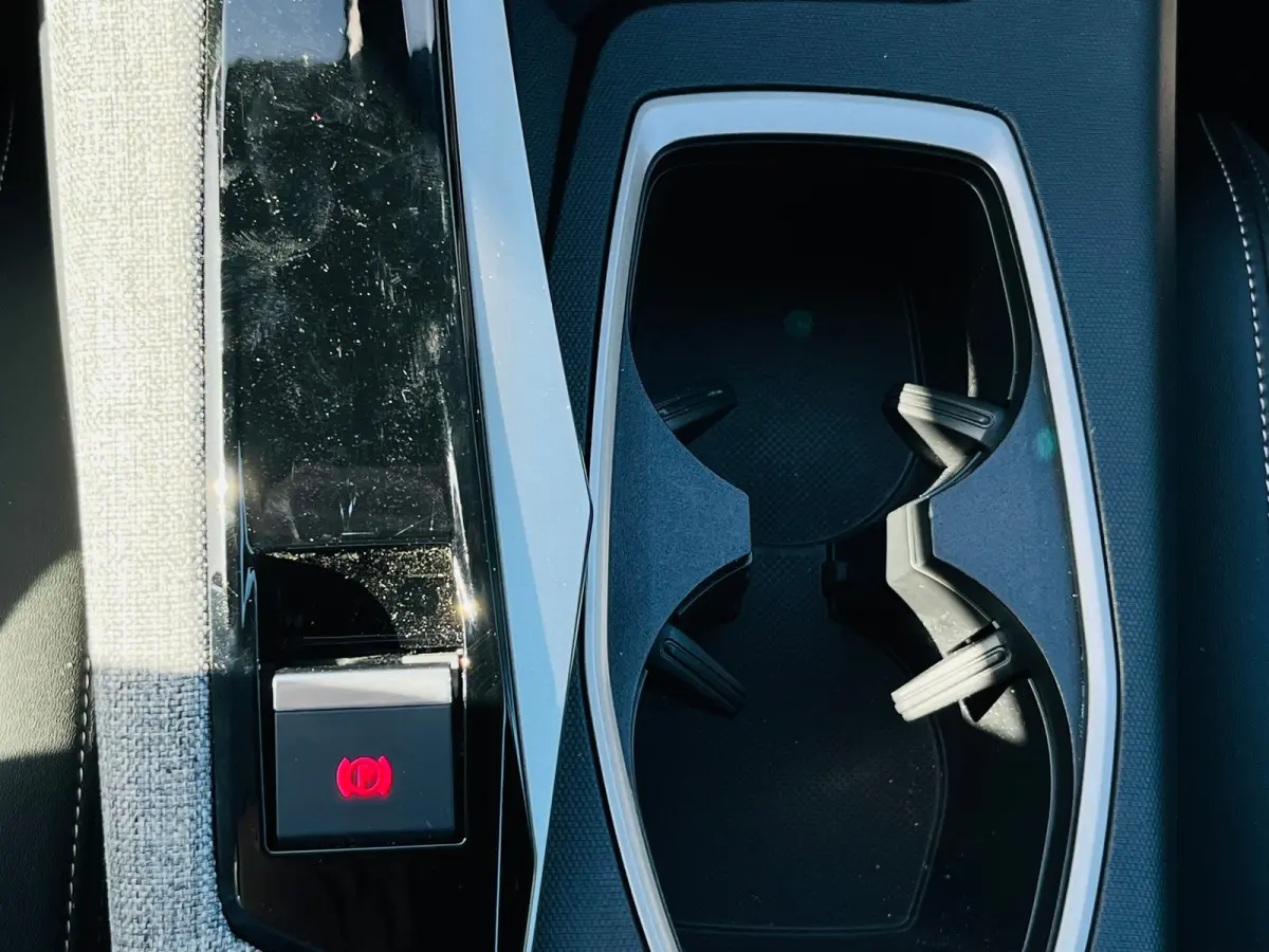 1.6 plug-in Hybrid 195 Allure 360 Camera | Afneembare trekhaak | Adeptieve cruise control | Keyless | Apple carplay & Android auto