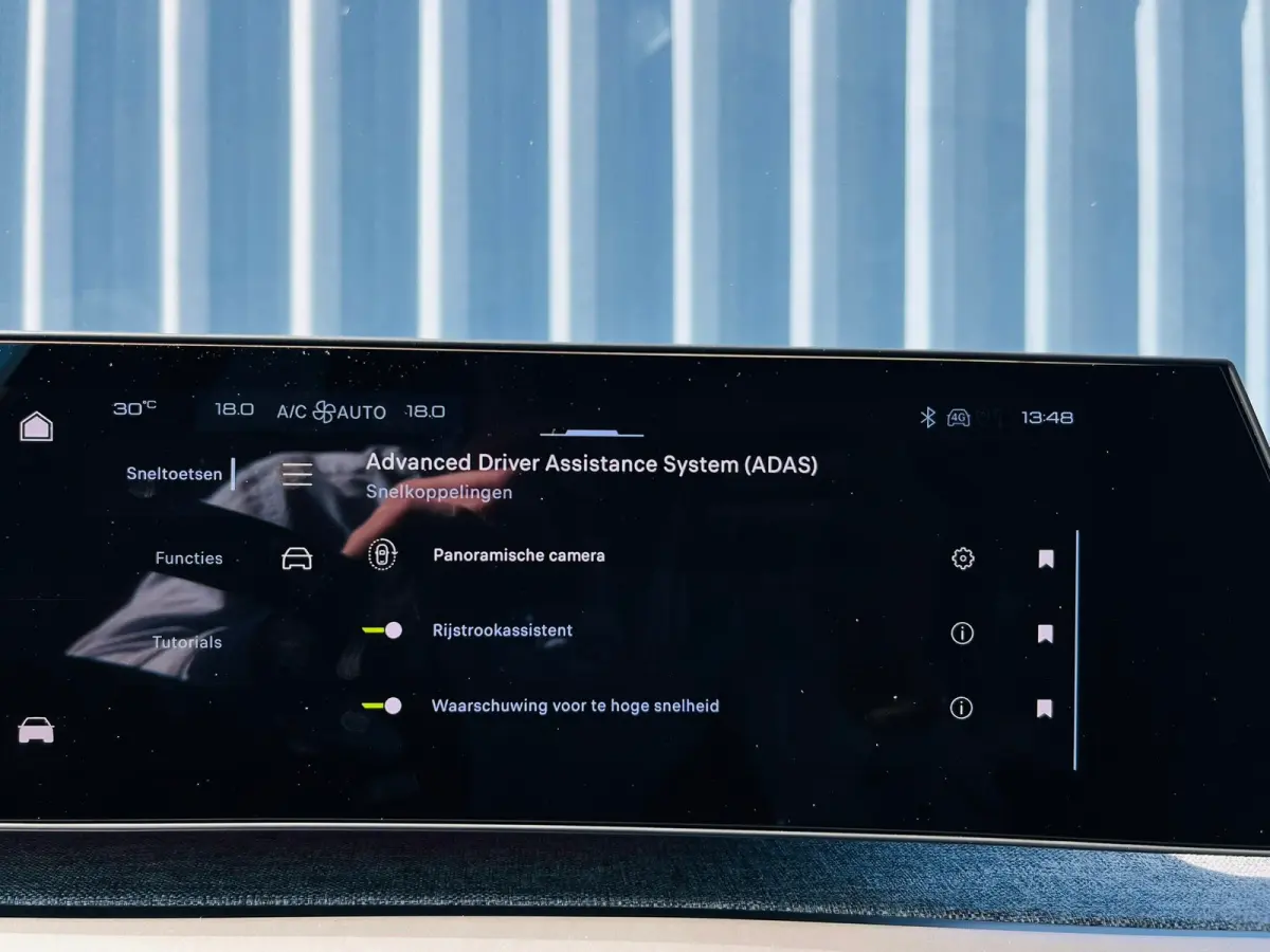1.6 plug-in Hybrid 195 Allure 360 Camera | Afneembare trekhaak | Adeptieve cruise control | Keyless | Apple carplay & Android auto