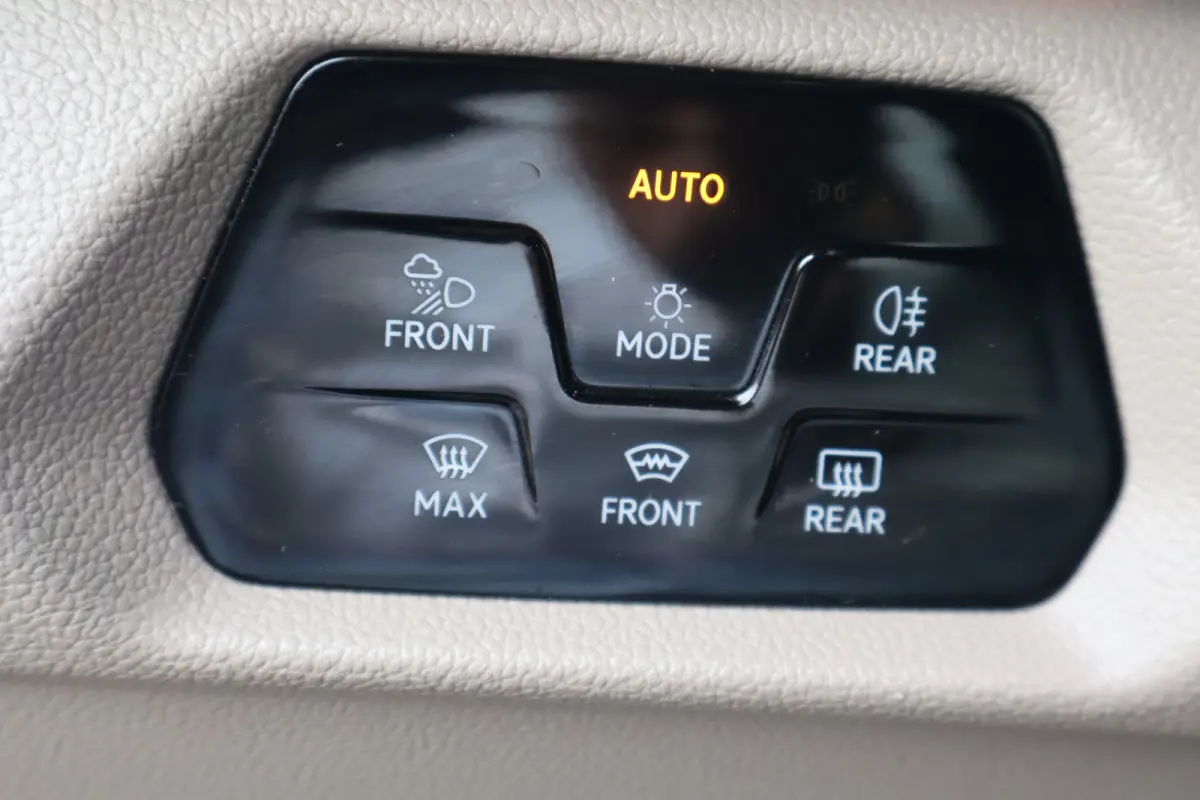 1.4 eHybrid L2H1 Life Business 150PK | Achteruitrijcamera | Airco (automatisch) | Apple Carplay/Android Auto|telefoonintegratie premium