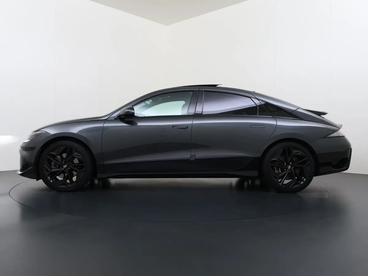 First Edition AWD 77.4 kWh VAN: 36.900,- VOOR: 32.877,- UW HERFSTVOORDEEL: 4.023,- SOH 100% | PANO | STOEL VERWAMRING VOOR & ACHTER | MEM. SEAT | ELEK. STOELEN | BOSE BOXEN | 360 CAMERA | FA