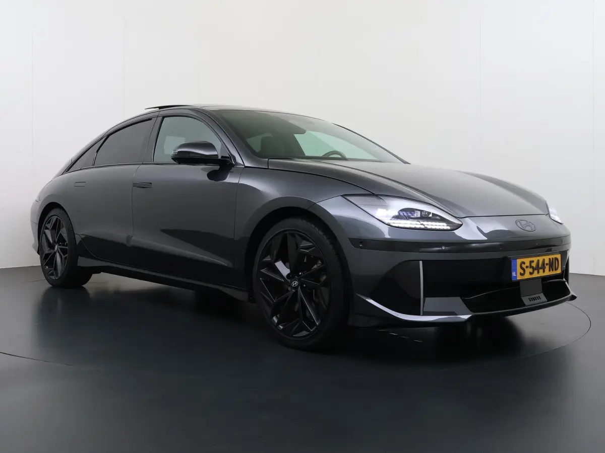 First Edition AWD 77.4 kWh VAN: 36.900,- VOOR: 32.877,- UW HERFSTVOORDEEL: 4.023,- SOH 100% | PANO | STOEL VERWAMRING VOOR & ACHTER | MEM. SEAT | ELEK. STOELEN | BOSE BOXEN | 360 CAMERA | FA