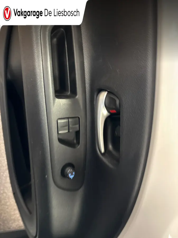 1.0 VVT-i MT Play /clima/stoelverw / camera/cruisec /pdc/apple/boeken