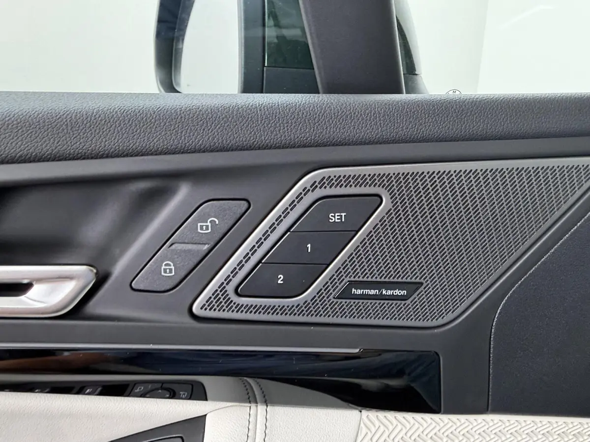 225e xDrive M Sportpakket | Travel Pack | Driver Assistant Plus | Stoelen Pakket | Trekhaak Pakket