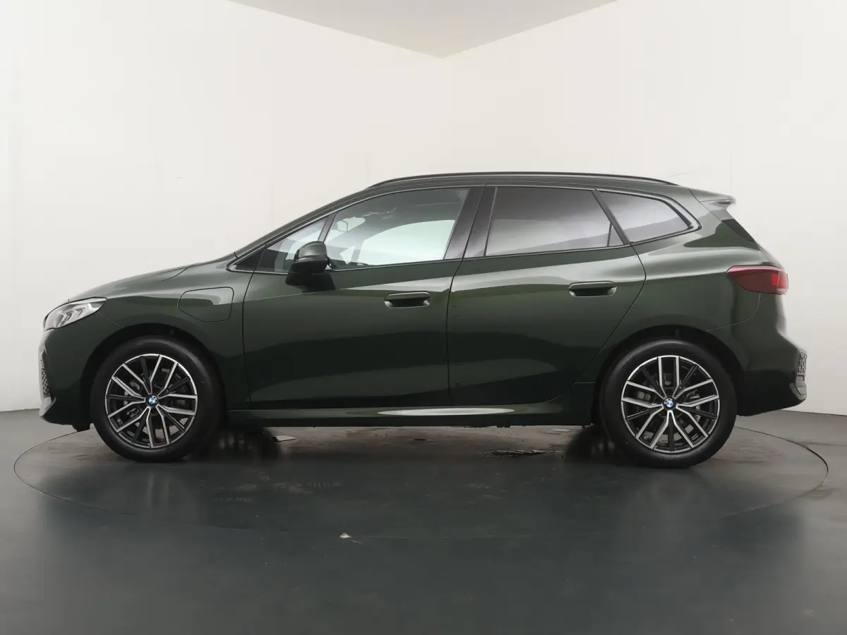 225e xDrive M Sportpakket | Travel Pack | Driver Assistant Plus | Stoelen Pakket | Trekhaak Pakket