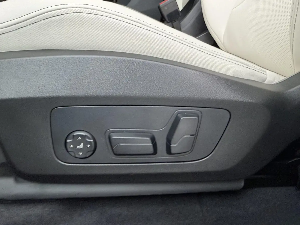 225e xDrive M Sportpakket | Travel Pack | Driver Assistant Plus | Stoelen Pakket | Trekhaak Pakket