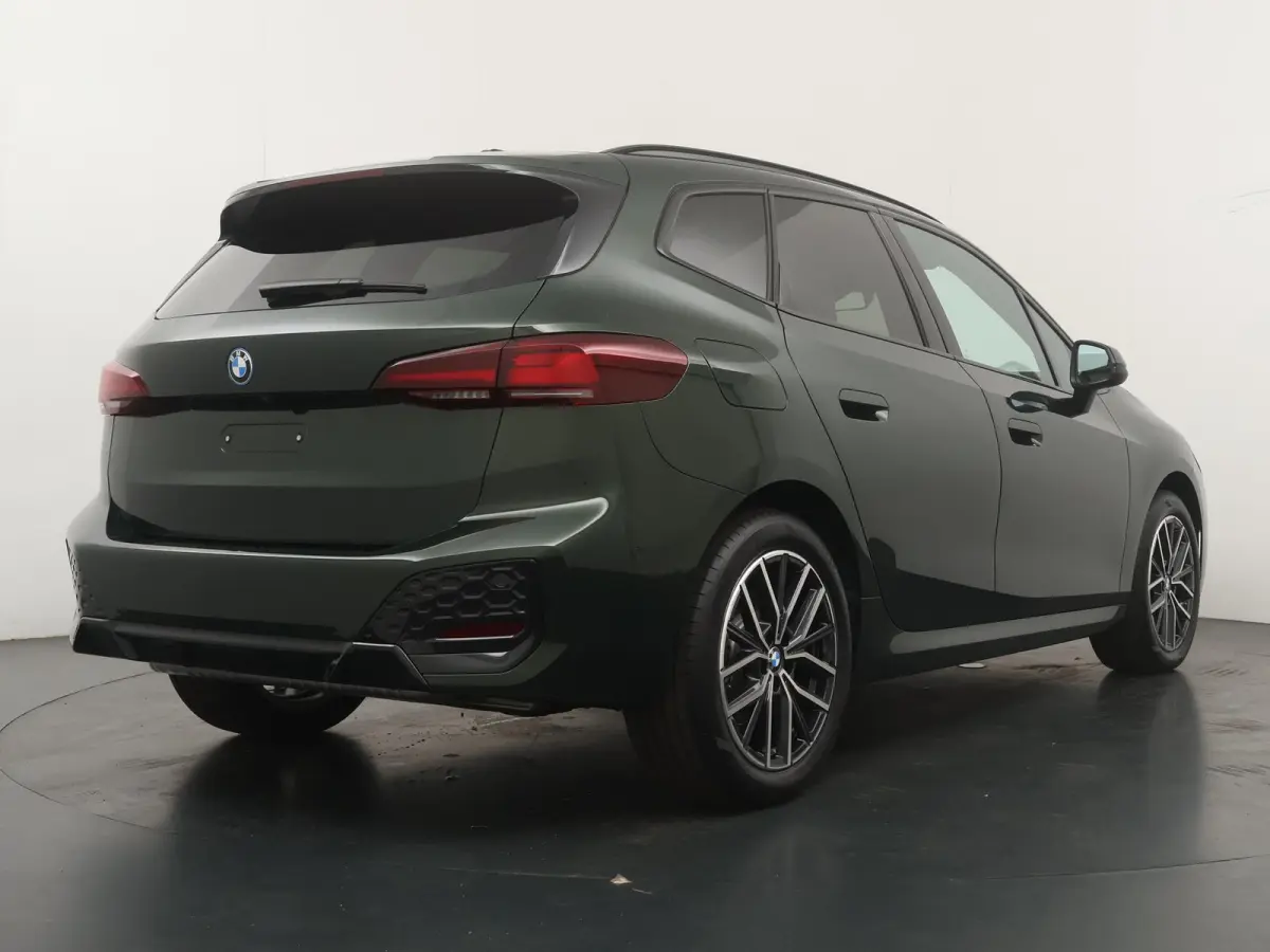 225e xDrive M Sportpakket | Travel Pack | Driver Assistant Plus | Stoelen Pakket | Trekhaak Pakket