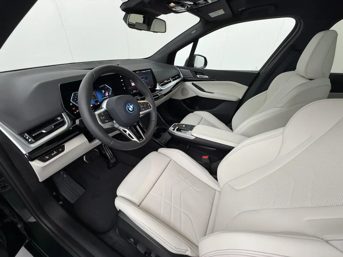 225e xDrive M Sportpakket | Travel Pack | Driver Assistant Plus | Stoelen Pakket | Trekhaak Pakket