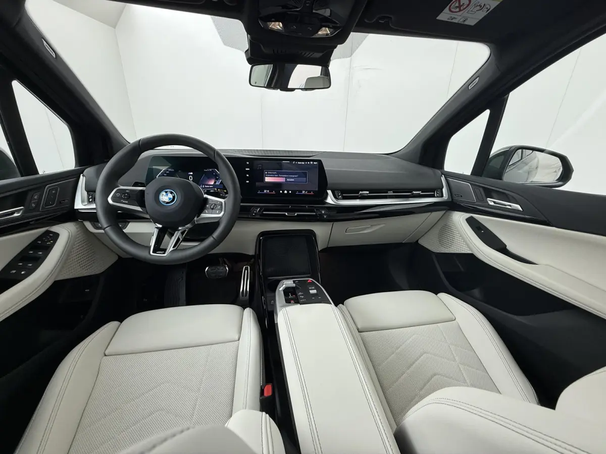 225e xDrive M Sportpakket | Travel Pack | Driver Assistant Plus | Stoelen Pakket | Trekhaak Pakket