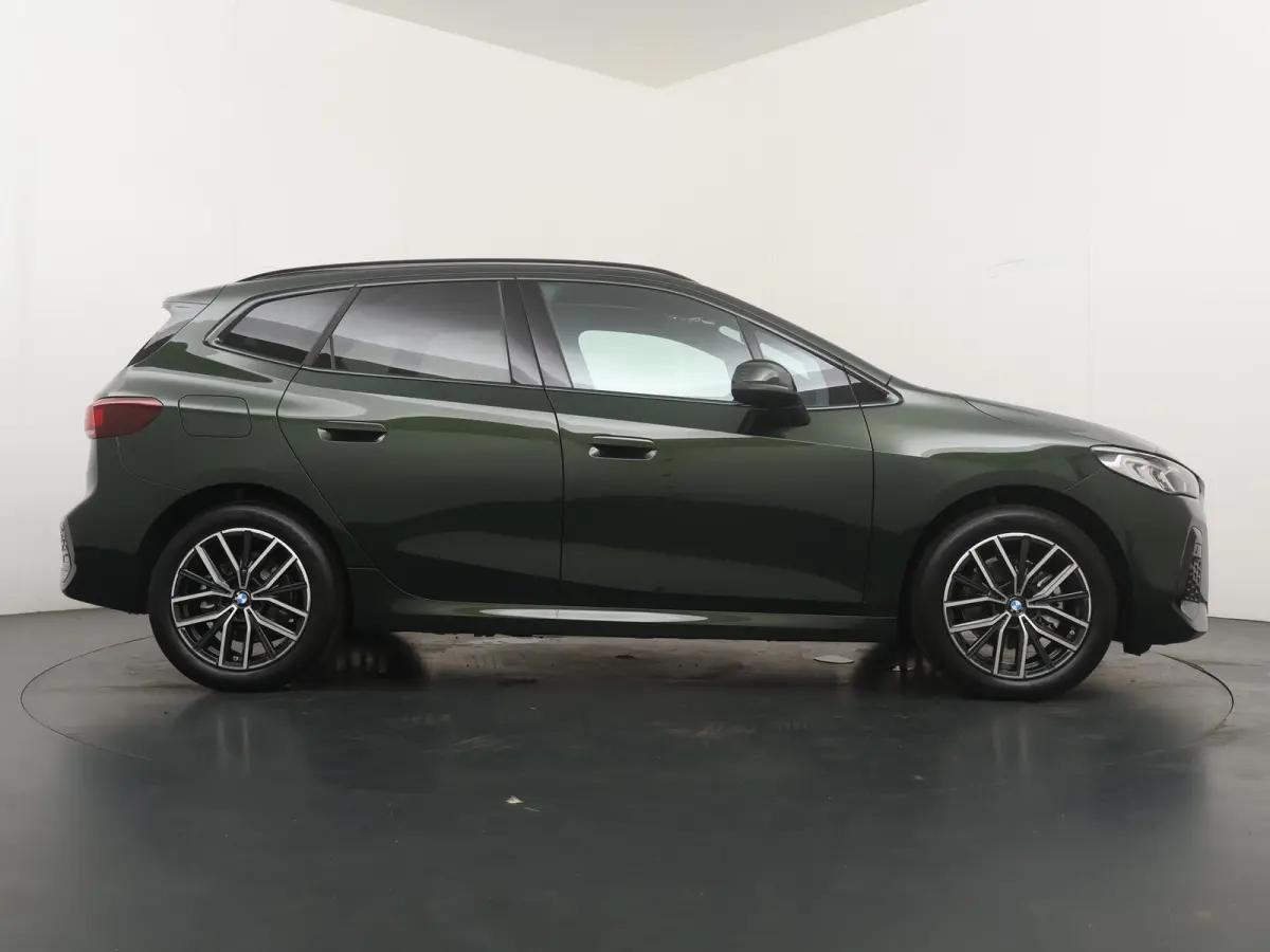 225e xDrive M Sportpakket | Travel Pack | Driver Assistant Plus | Stoelen Pakket | Trekhaak Pakket