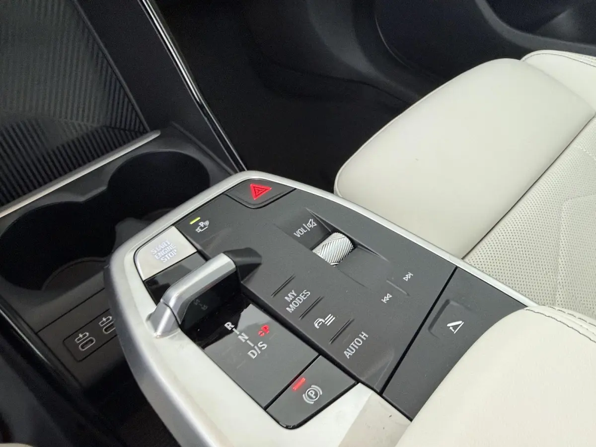 225e xDrive M Sportpakket | Travel Pack | Driver Assistant Plus | Stoelen Pakket | Trekhaak Pakket