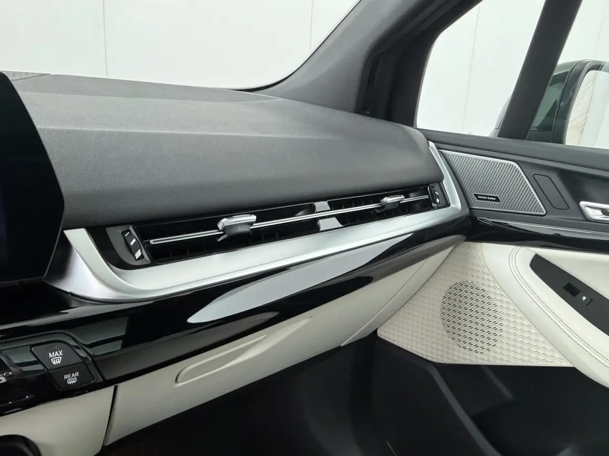 225e xDrive M Sportpakket | Travel Pack | Driver Assistant Plus | Stoelen Pakket | Trekhaak Pakket