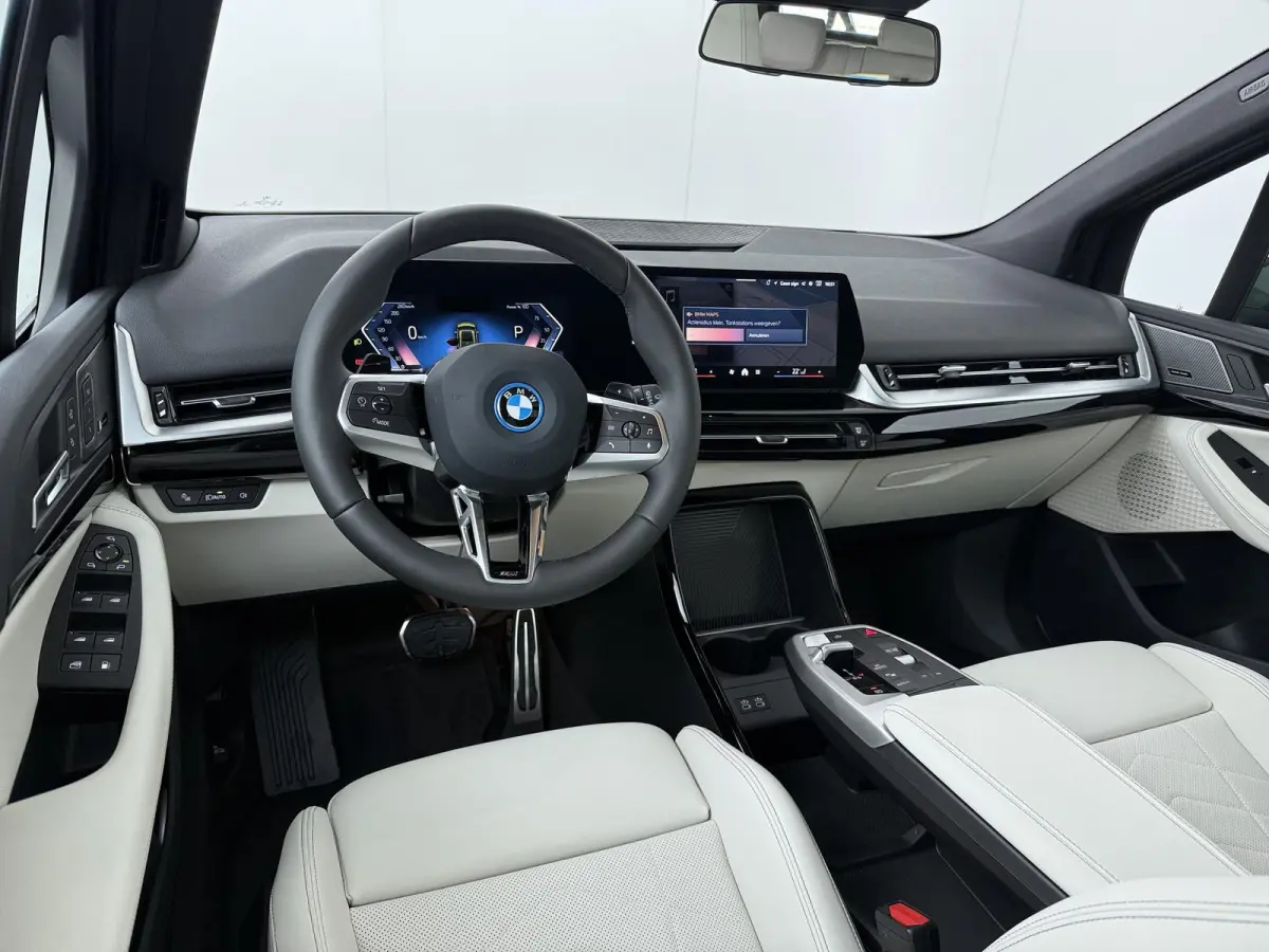225e xDrive M Sportpakket | Travel Pack | Driver Assistant Plus | Stoelen Pakket | Trekhaak Pakket