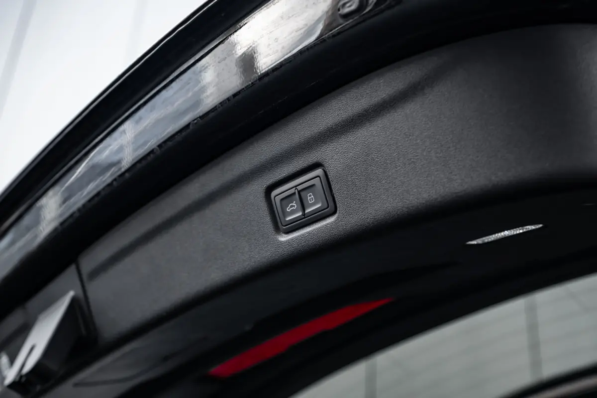S edition performance 100 kWh 306PK | Trekhaak | Luchtvering | Panoramadak | Head-up display | Bang & Olufsen