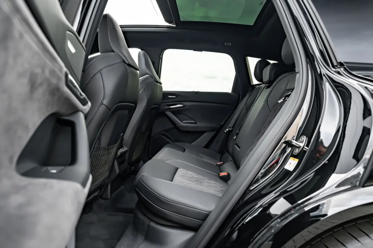 S edition performance 100 kWh 306PK | Trekhaak | Luchtvering | Panoramadak | Head-up display | Bang & Olufsen