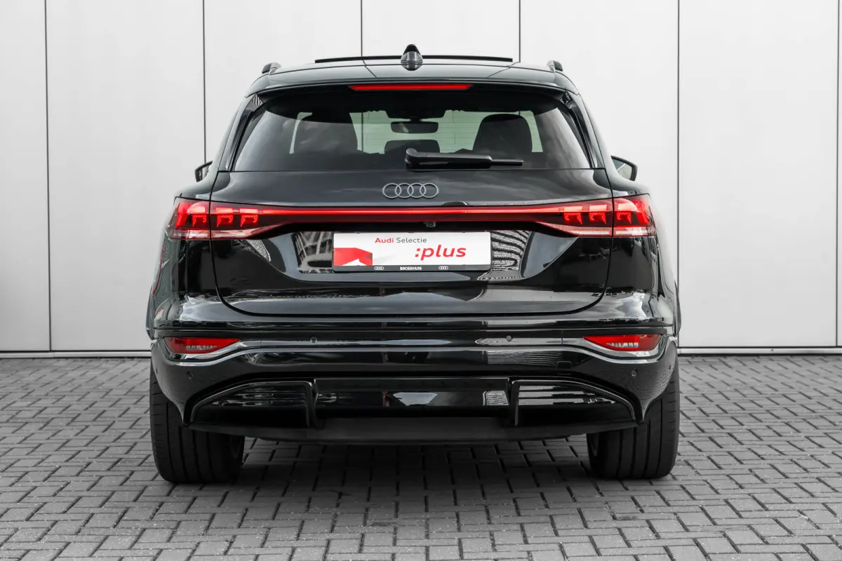 S edition performance 100 kWh 306PK | Trekhaak | Luchtvering | Panoramadak | Head-up display | Bang & Olufsen