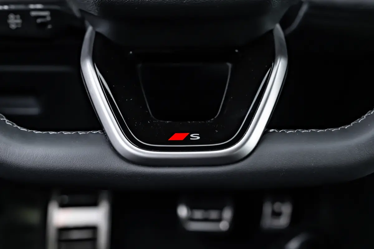 S edition performance 100 kWh 306PK | Trekhaak | Luchtvering | Panoramadak | Head-up display | Bang & Olufsen
