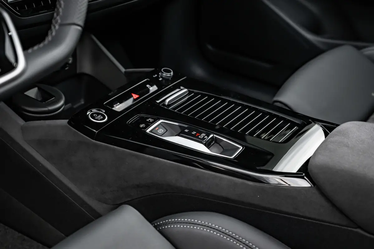 S edition performance 100 kWh 306PK | Trekhaak | Luchtvering | Panoramadak | Head-up display | Bang & Olufsen