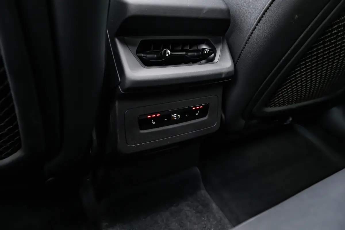 S edition performance 100 kWh 306PK | Trekhaak | Luchtvering | Panoramadak | Head-up display | Bang & Olufsen