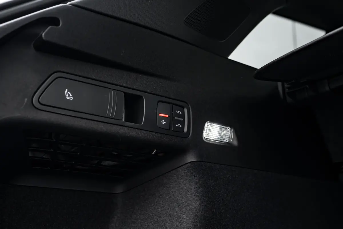 S edition performance 100 kWh 306PK | Trekhaak | Luchtvering | Panoramadak | Head-up display | Bang & Olufsen