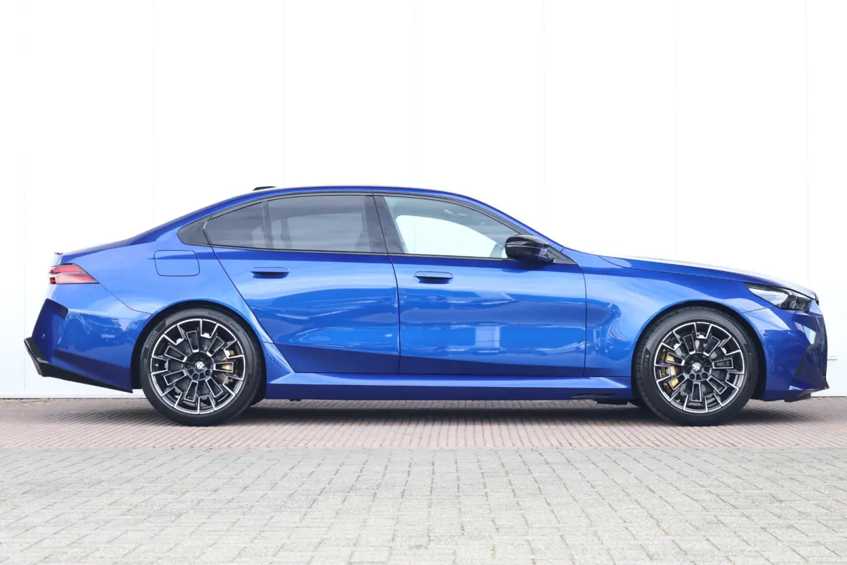 Sedan | M Drivers Pack | Comfort Pack | Bowers & Wilkins | Panoramadak