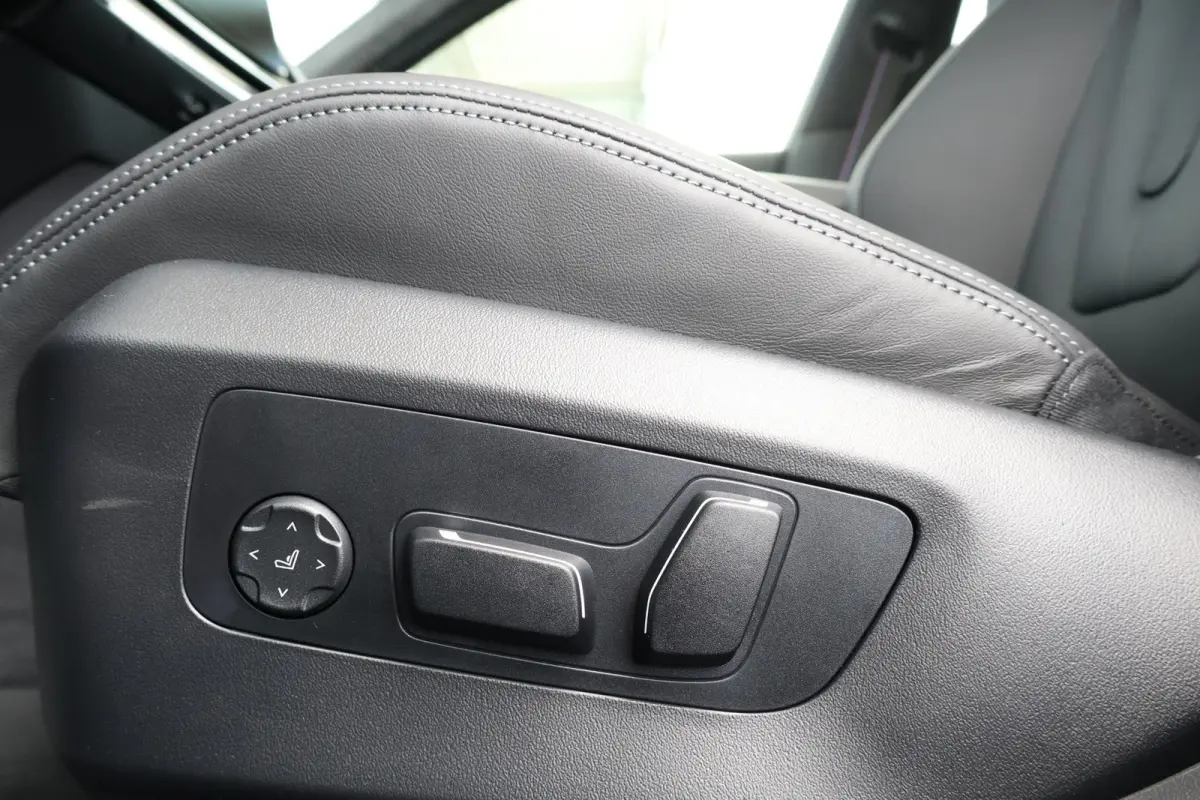 Sedan | M Drivers Pack | Comfort Pack | Bowers & Wilkins | Panoramadak