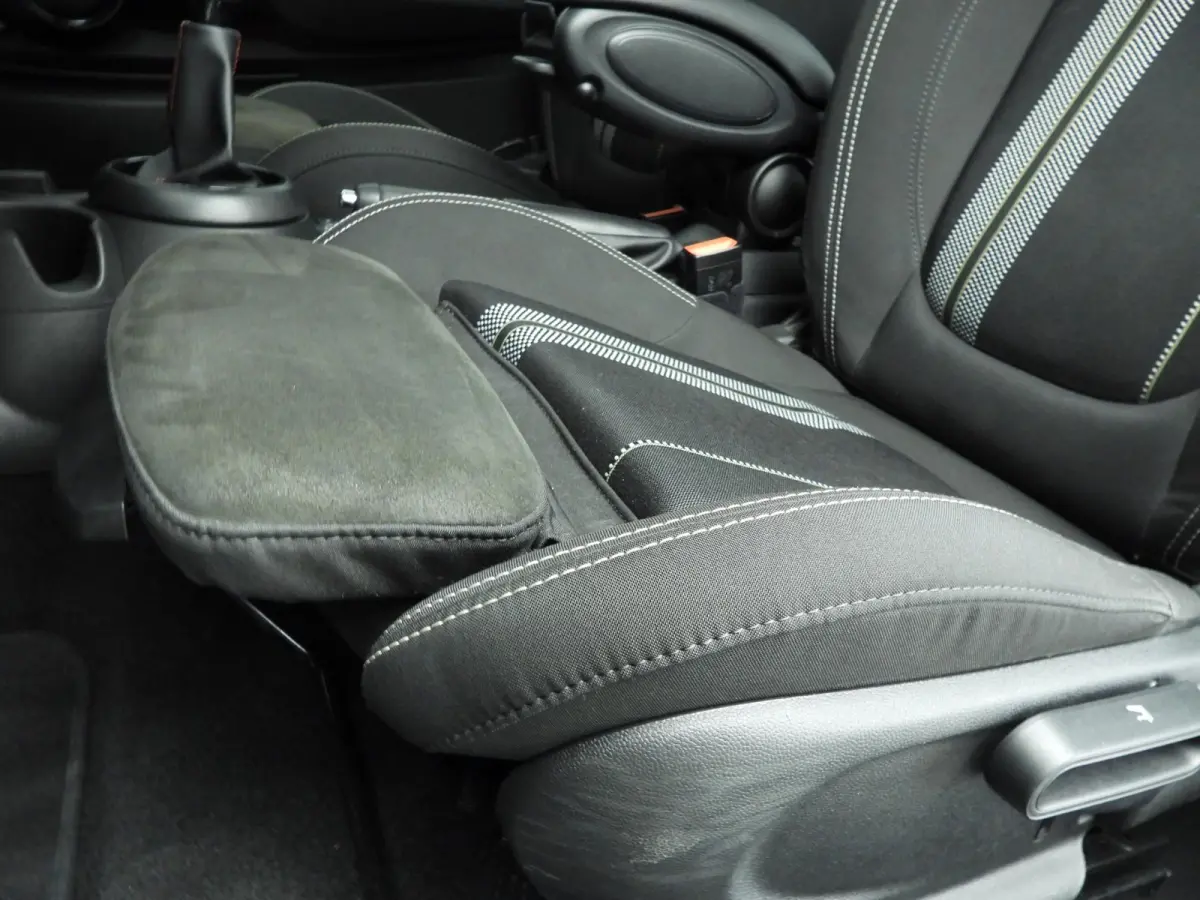 Cooper JCW Pakket / Sportstoelen / Stoelverwarming / LED / Cruise / PDC / Alu wielen 17 inch
