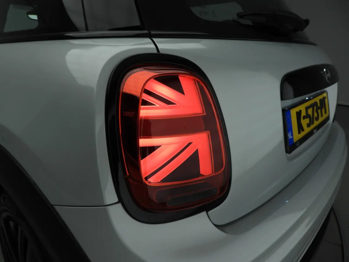 Cooper JCW Pakket / Sportstoelen / Stoelverwarming / LED / Cruise / PDC / Alu wielen 17 inch