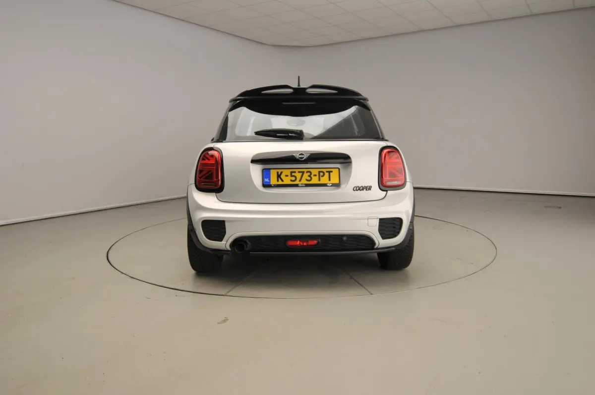 Cooper JCW Pakket / Sportstoelen / Stoelverwarming / LED / Cruise / PDC / Alu wielen 17 inch